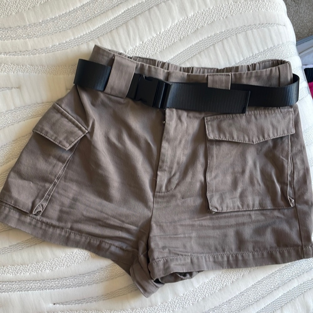 Aritzia TNA high waisted belted cargo shorts size S